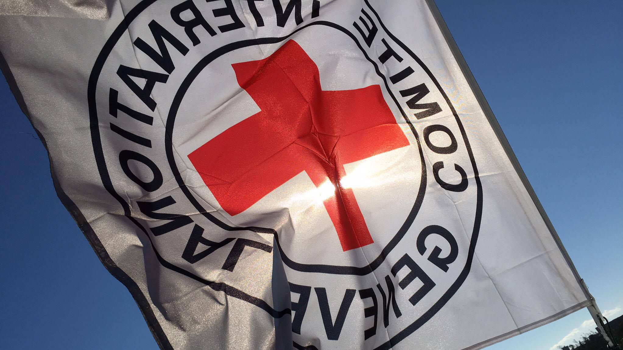 Syrien 2016 - Evakuierung aus Aleppo - © ICRC/Pawel Krzysiek Flage des ICRC weht im Wind
