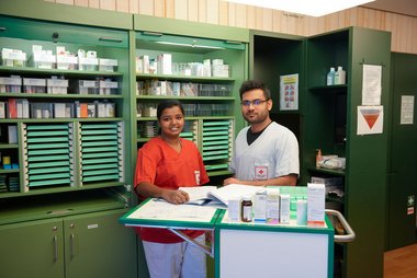 Kesiya Manoj aus Indien und Madhushan Rmc aus Sri Lanka arbeiten seit kurzem im Rotkreuz-Seniorenwohnhaus in Hallein.
