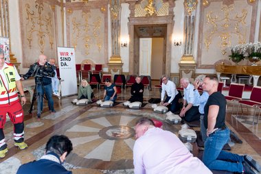 Erste-Hilfe-Kurztraining im Marmorsaal