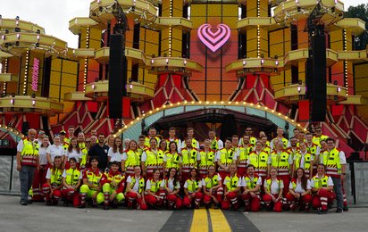 Rotkreuz-Helfer:innen vor der Bühne beim Electric Love Festival 2025