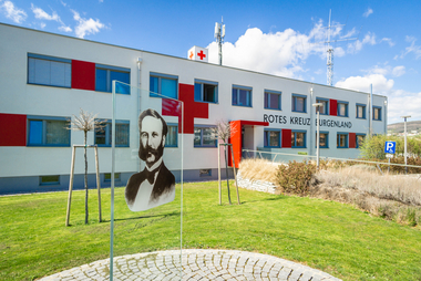 Rotes Kreuz Burgenland - © RK Bgld / Alexander Holzapfel Gebäude des Österreichischen Roten Kreuzes, Landesverband Burgenland, Eisenstadt, davor eine Glasplatte mit dem Bildnis von Henri Dunant