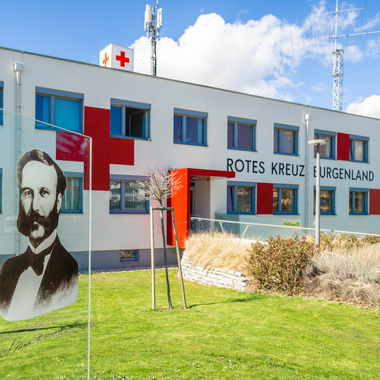 Gebäude des Österreichischen Roten Kreuzes, Landesverband Burgenland, Eisenstadt, davor eine Glasplatte mit dem Bildnis von Henri Dunant