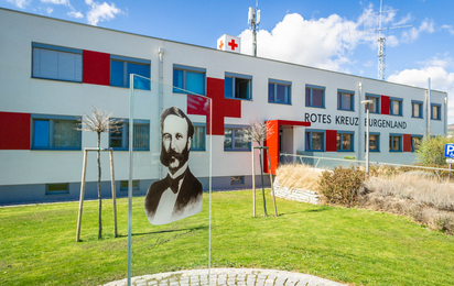 Rotes Kreuz Burgenland - © RK Bgld / Alexander Holzapfel Gebäude des Österreichischen Roten Kreuzes, Landesverband Burgenland, Eisenstadt, davor eine Glasplatte mit dem Bildnis von Henri Dunant