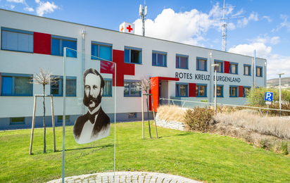 Rotes Kreuz Burgenland - © RK Bgld / Alexander Holzapfel Gebäude des Österreichischen Roten Kreuzes, Landesverband Burgenland, Eisenstadt, davor eine Glasplatte mit dem Bildnis von Henri Dunant