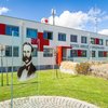 Gebäude des Österreichischen Roten Kreuzes, Landesverband Burgenland, Eisenstadt, davor eine Glasplatte mit dem Bildnis von Henri Dunant