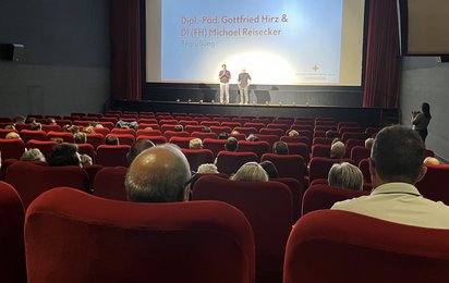 OÖ. Rotkreuz-Präsident Gottfried Hirz und Regisseur Michael Reisecker begrüßten rund 100 Mitarbeitende des OÖ. Roten Kreuzes bei der Vorpremiere.