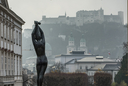 Statue im Mirabellgarten von hinten, im Hintergrund die Festung Hohensalzburg