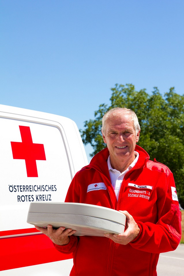 Mitarbeiter für Essen auf Rädern vor dem Lieferwagen