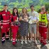 Von links nach rechts: Notfallsanitäter Michael, Notfallsanitäterin Claudia, Mama Manuela mit Matilda, Papa Giulio, Rettungssanitäter David