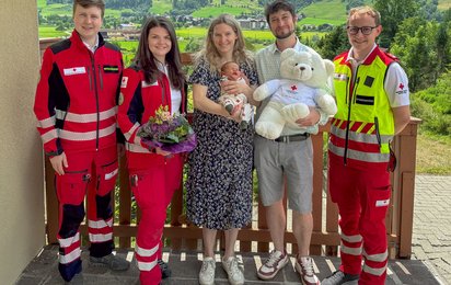 Von links nach rechts: Notfallsanitäter Michael, Notfallsanitäterin Claudia, Mama Manuela mit Matilda, Papa Giulio, Rettungssanitäter David