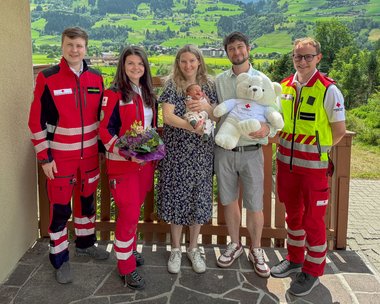 Von links nach rechts: Notfallsanitäter Michael, Notfallsanitäterin Claudia, Mama Manuela mit Matilda, Papa Giulio, Rettungssanitäter David