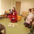 Die Rotkreuz-Mitarbeiterin Lina ist mit ROKO zu Besuch im Kindergarten und zeigt den Kindern dort spielerisch wie man ERste-Hilfe leistet.