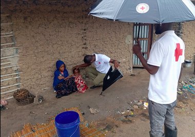 © Cruz Vermelha de Moçambique Rotkreuz Mitarbeiter helfen betroffenen Menschen, die vor ihrem Haus sitzen, in Mosambik nach Wirbelsturm Chido
