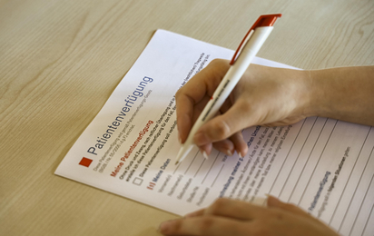 © Foto: wip Formular Patientenverfügung wird ausgefüllt
