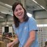 Veronika Koch packt Schulsachen ein