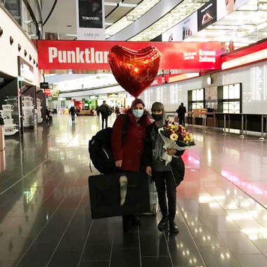Mutter und Tochter treffen sich nach 8 Jahren der Trennung am Flughafen Wien-Schwechat wieder