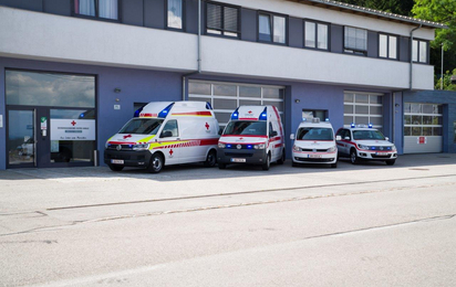 2020 Dienststelle und Fuhrpark RK Kirchschlag - © dmp Stefan Schipke gesamter Fuhrpark des RK Kirchschlags vor der Dienststelle