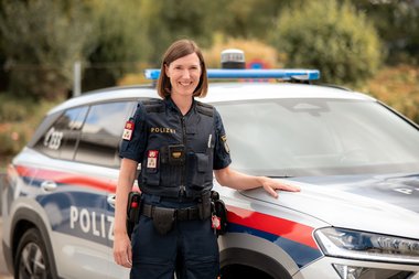 Corinna Landl, Polizei Freistadt, steht neben dem Polizeiauto