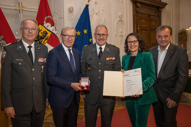 Im Bild: Rotkreuz-Präsident Dr. Werner Aufmesser, Landeshauptmann Wilfried Haslauer, Josef Schwaiger aus St. Johann im Pongau, Landesrätin Daniela Gutschi, Landesrat Christian Pewny.