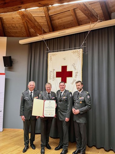 von links Werner Aufmesser, Gerhard Wechselberger mit Ernennungsurkunde zum Ehrenkommandanten, Markus Moser und Stefan Herbst