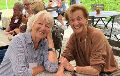 Zwei über das ganze Gesicht strahlende Reiseteilnehmerinnen im Restaurant