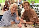 Zwei über das ganze Gesicht strahlende Reiseteilnehmerinnen im Restaurant