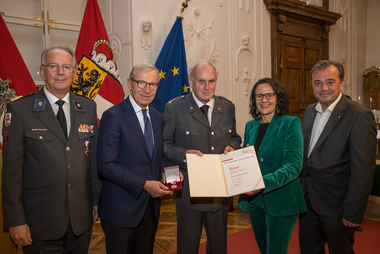 Im Bild: Rotkreuz-Präsident Dr. Werner Aufmesser, Landeshauptmann Wilfried Haslauer, Wolfgang Baldessari aus der Stadt Salzburg, Landesrätin Daniela Gutschi, Landesrat Christian Pewny.