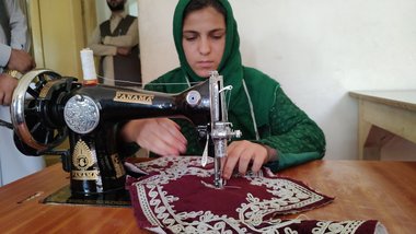 Frau an einer Nähmaschine