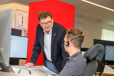 Im Bild: Dipl.-Päd. Gottfried Hirz, Präsident des OÖ. Roten Kreuzes. Bei der Pressekonferenz des OÖ Roten Kreuzes zum Thema „Emergency Eye – Digitale Unterstützung, wenn jede Sekunde zählt“. Aufgenommen am 8. August 2025.