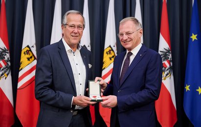 LH Mag. Thomas Stelzer überreicht Ehrenzeichen des Landes OÖ an KR Peter Zellinger