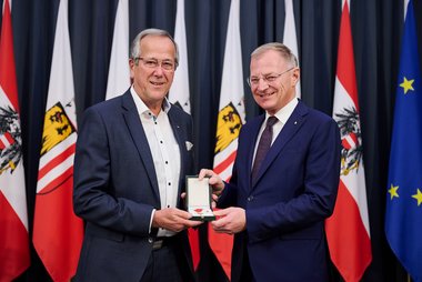 LH Mag. Thomas Stelzer überreicht Ehrenzeichen des Landes OÖ an KR Peter Zellinger
