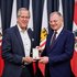 LH Mag. Thomas Stelzer überreicht Ehrenzeichen des Landes OÖ an KR Peter Zellinger