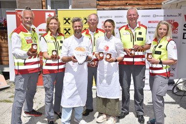 Gruppenfoto von Rotkreuz-Mitarbeiterinnen und Köchinnen