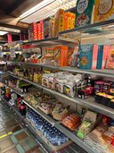 TÖT Aktionstag 2026 - © Österreichisches Rotes Kreuz / LV Oberösterreich Supermarktregal mit verschiedenen Lebensmitteln und Getränken, darunter Wasserflaschen, Frühstückscerealien, Kaffee und Snacks