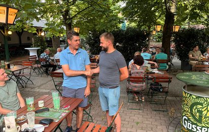 Übergabe mit Handschlag zwischen dem alten und neuen Dienstführenden