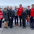 Foto von 9 Leuten draußen, Am Bild v.l.n.r.: Bezirksstellengeschäftsführerin Kirchschlag Gerlinde Pernsteiner, Bereichsgeschäftsführer Thomas Pointner mit Gattin Judith, Bürgermeister und Bezirksstellenleiter Kirchschlag Pepi Freiler, Bürgermeister Hollenthon Manfred Grundtner, Rot Kreuz Präsident Josef Schmoll, Ortsstellenleiterin Hollenthon Martina Ungermann, Bezirksstellengeschäftsführer Neunkirchen Horst Willesberger mit seiner Tochter, Bezirksstellenleiter Neunkirchen Gregor List