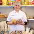 Rotkreuz-Markt-Mitarbeiterin mit frischen Brotwaren