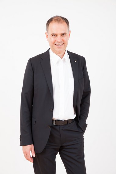 Porträtfoto des stellvertretenden Generalsekretärs des Österreichischen Roten Kreuzes Peter Kaiser. Er ist in der Halbtotale zu sehen.