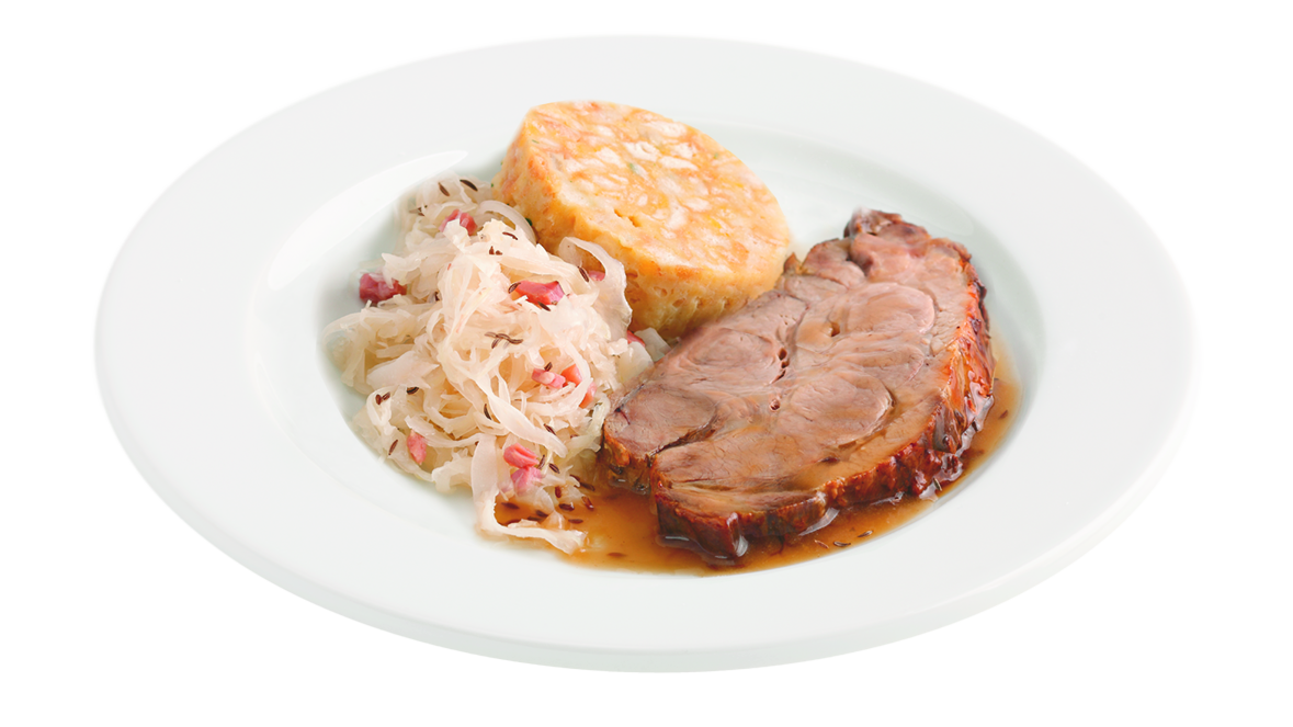 Klassischer Schweinsbraten mit Serviettenknödel und warmen Krautsalat