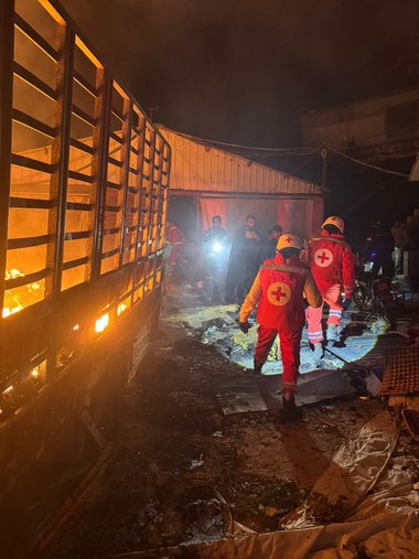 Die Rettungsteams des LRC sind Tag und Nacht unterwegs um Menschen aus Trümmern zu bergen und erste Hilfe zu leisten.