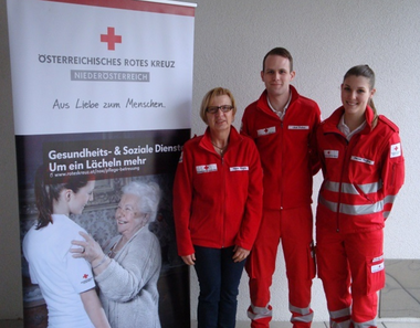 Teamfoto vor dem Start im Jahr 2016. Zu sehen 3 Mitarbeiter.