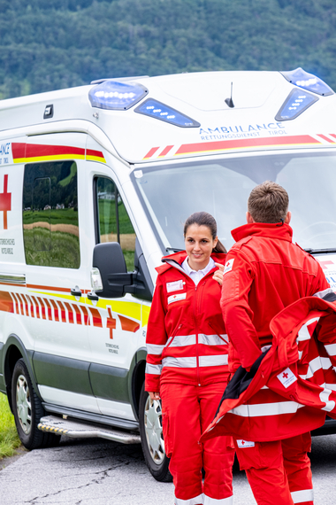Wer zum Arzt muss, zur Therapie, ins Spital oder von dort nach Hause und selbst nicht gefähig ist, der kann den qualifizierten Krankentransport in Anspruch nehmen. Ausgebildete Rettungssanitäterinnen bringen den Patienten in einem Rettungsauto nach Hause oder von daheim ins Spital