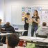Zwei Peers tragen in einer Schulklasse vor zum Thema psychische Gesundheit.