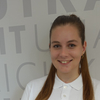 Patricia Oberlechner im Rotkreuz-Polo steht vor der Grundsatzwand