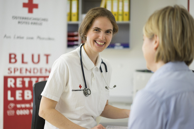 Mitarbeiterin des Österreichischen Roten Kreuzes  mit Blutspenderin bei der Anamnese.