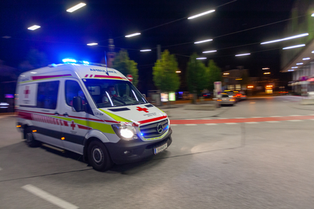 Rettungswagen bei Nacht.