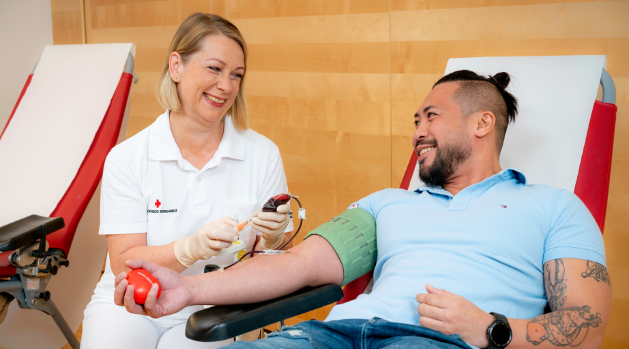 Gesundheitscheck Headerbild Person spendet Blut beim roten Kreuz