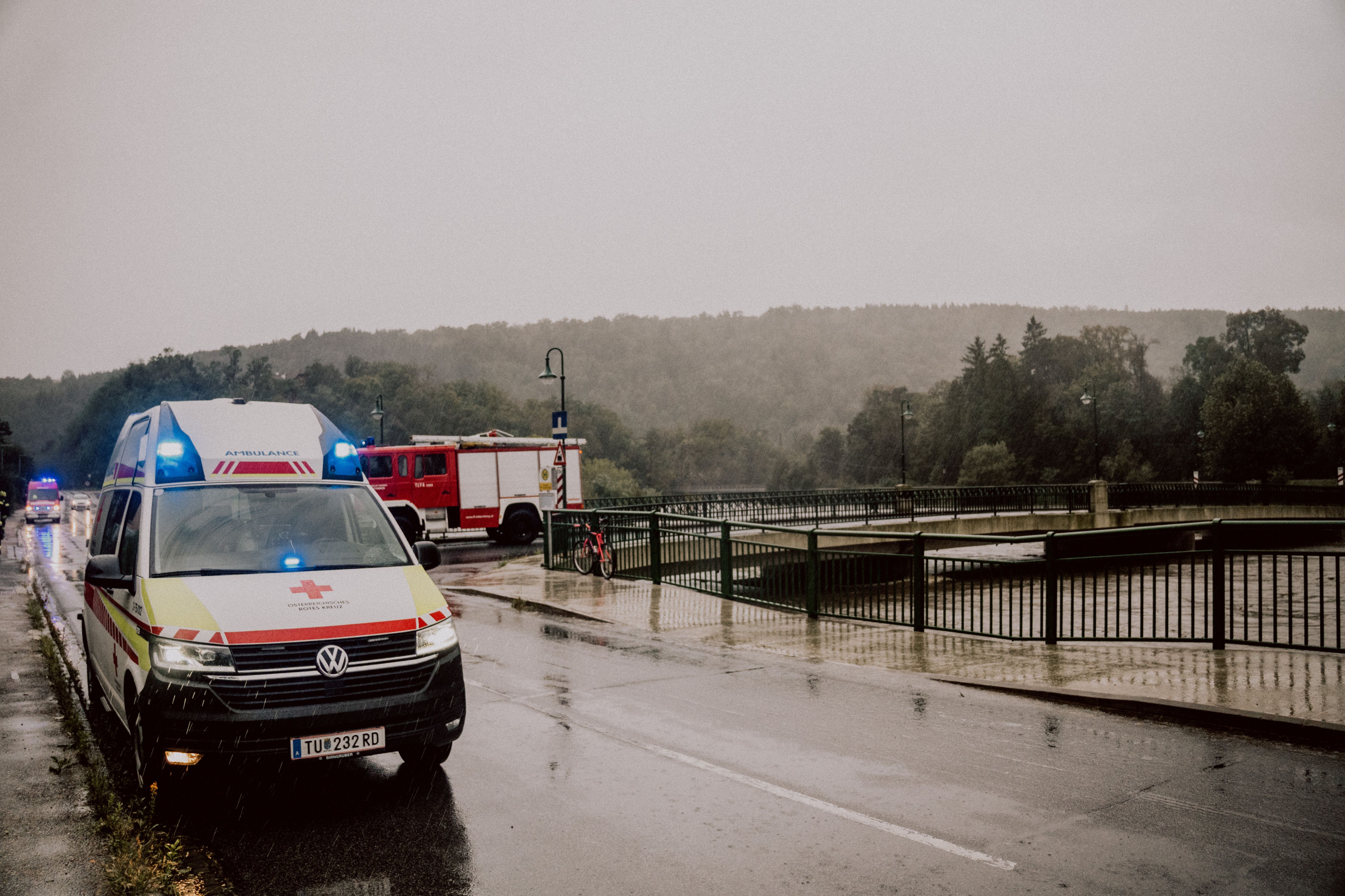 Bild von Feuerwehr und Rotem, Kreuz im Hochwassereinsatz in Niederösterreich