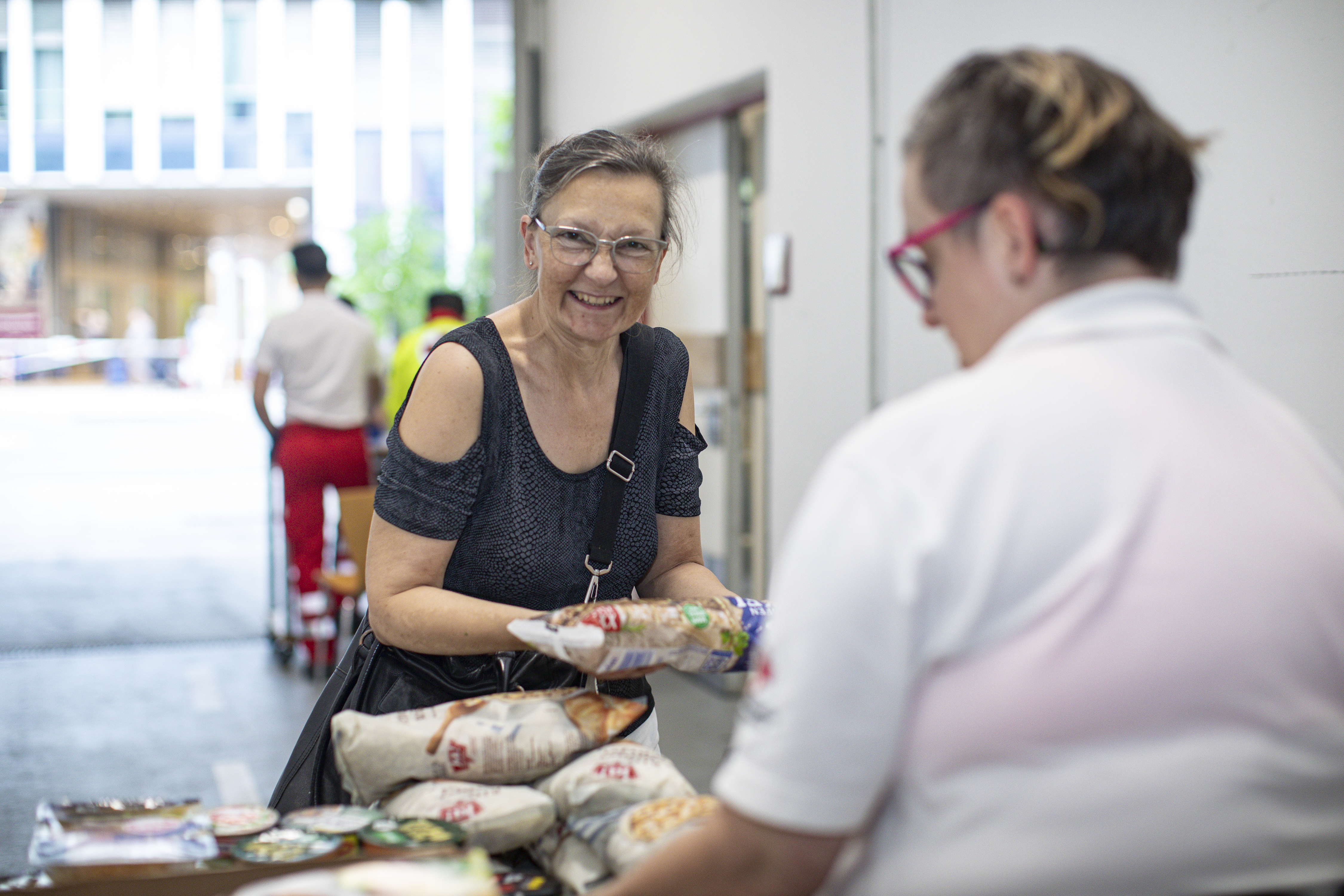 Eine Dame bei der Team Österreich Tafel