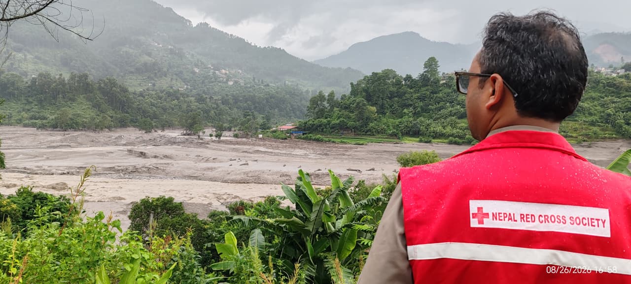Rotkreuzmitarbeiter in Nepal vor dem Ausmaß der Fluten